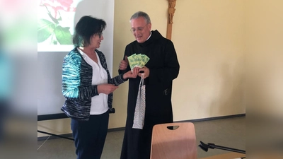 Das Bild zeigt Vorsitzende Monika Bösl und Pater Matthias Karl bei der Spendenübergabe im Pfarrsaal. (Bild: Elisabeth Bauer)