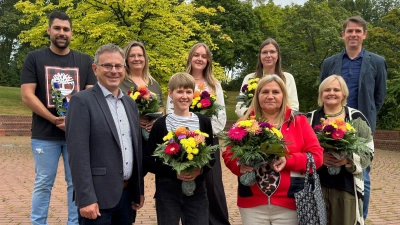 Hintere Reihe: Daniel Wokensky, Jasmin Troglauer, Julia Schmidts, Rebecca Moffitt, Konrektor Michael Neumann. Vordere Reihe: Rektor Hubert Reil, Sara Kraus, Valentina Lichtenwald, Dr. Iiulia Kumanska. (Bild: Gertie Kreuzer)