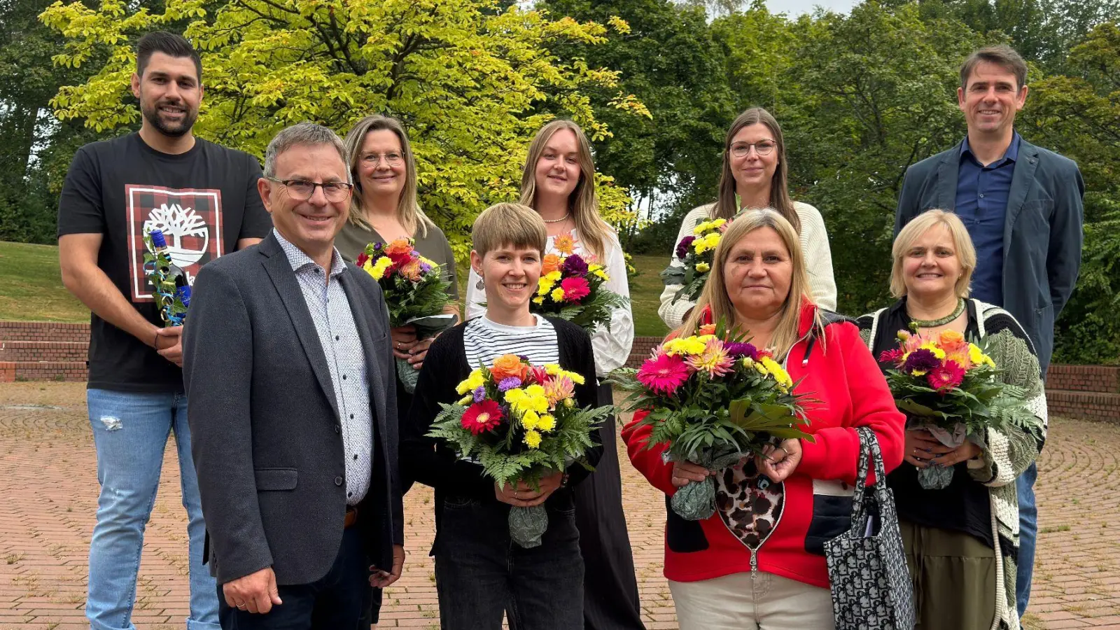 Hintere Reihe: Daniel Wokensky, Jasmin Troglauer, Julia Schmidts, Rebecca Moffitt, Konrektor Michael Neumann. Vordere Reihe: Rektor Hubert Reil, Sara Kraus, Valentina Lichtenwald, Dr. Iiulia Kumanska. (Bild: Gertie Kreuzer)