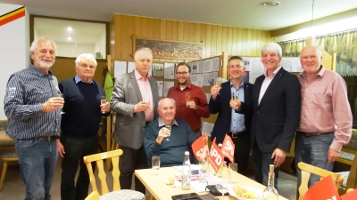 von links nach rechts: Norbert Mitlmeier, Georg Bauer, Reinhold Strobl, Josef Mörtl, Daniel Reichenberger, Albert Geitner, Michael Rischke, Norbert Schmid. (Bild: Petra Mitlmeier)