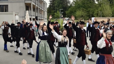 Die Farben der Stadt Sulzbach-Rosenberg vertraten die beiden Heimat- und Trachtenvereine Stamm und Erz- und Eisenwalzerboum beim Deutschen Trachtenfest in Wangen im Allgäu. (Bild: Christian Steger/exb)