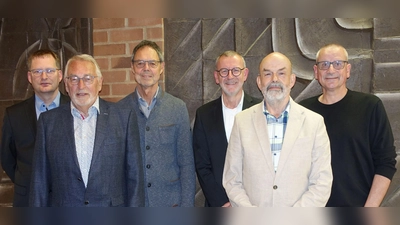 Foto: v.l. Andreas Sagstetter, Alois Michl, Willi Prechtl, Pfarrer Dr. Thomas Vogl, Johannes Röttges, Oskar Sommer  (Bild: Maria Sagstetter)