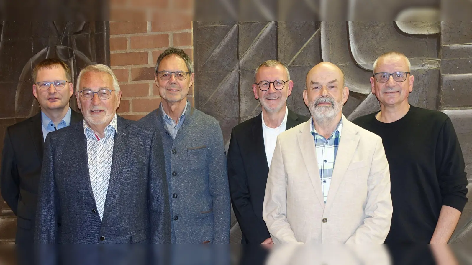 Foto: v.l. Andreas Sagstetter, Alois Michl, Willi Prechtl, Pfarrer Dr. Thomas Vogl, Johannes Röttges, Oskar Sommer  (Bild: Maria Sagstetter)