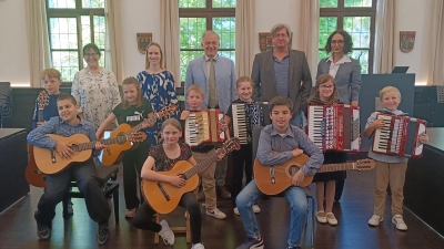v.l. Carol Bischoff, Laura Demjan, Landrat Roland Grillmeier, Ctibor Süßer und Viktoria Obermaier gratulieren den 9 Preisträgerinnen und Preisträgern für ihren Erfolg beim Wettbewerb „Jugend musiziert“ (Bild: Andreas Stock)