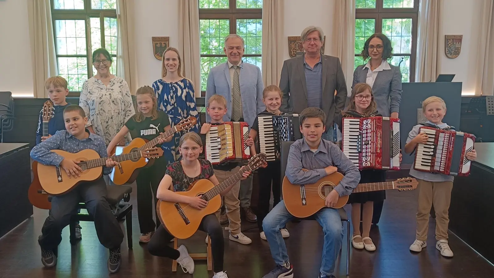 v.l. Carol Bischoff, Laura Demjan, Landrat Roland Grillmeier, Ctibor Süßer und Viktoria Obermaier gratulieren den 9 Preisträgerinnen und Preisträgern für ihren Erfolg beim Wettbewerb „Jugend musiziert“ (Bild: Andreas Stock)