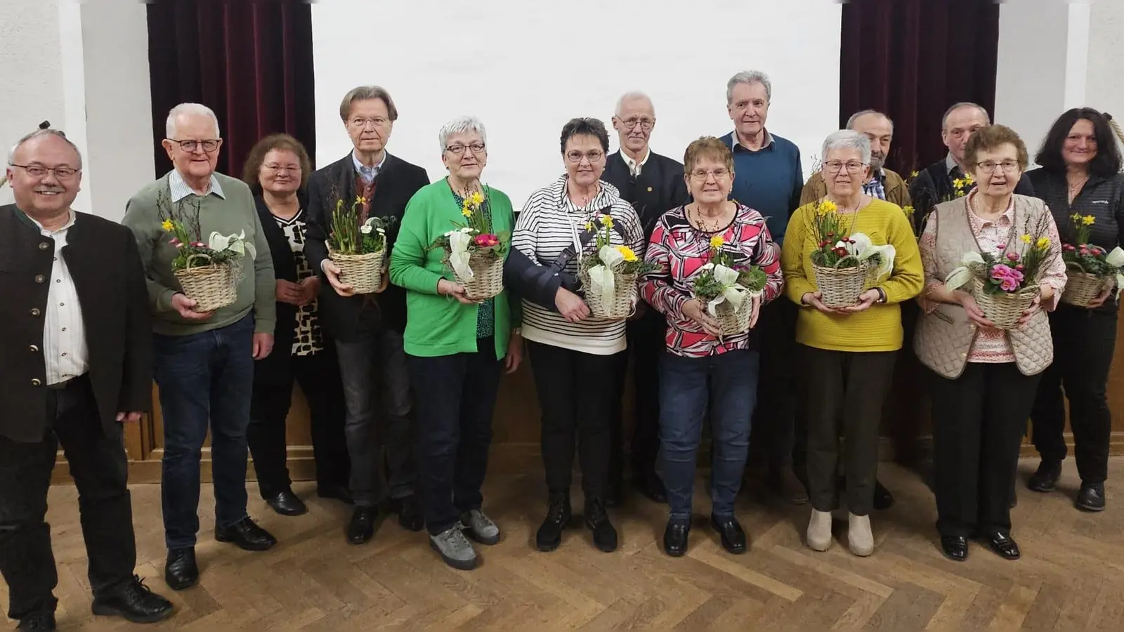 Vorsitzender Karl Ruhland (links) zeichnet treue Mitglieder des Obst- und Gartenbauvereins aus. Sie erhalten einen Blumengruß.  (Bild: Josef Fischer/exb)