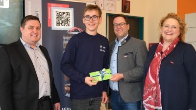 Kreishandwerksmeister Florian Danzl (Zweiter von rechts) und Geschäftsführerin Claudia Mendel (rechts) überreichten Robin Glogger (Zweiter von links) einen Gutschein des Oberpfälzer Seenlandes im Wert von 150 Euro. Schulleiter Markus Binder (links) gratulierte.  (Bild: Rudolf Hirsch )