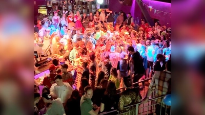Beim Faschingsball der Katholischen Landjugend Wolfsfelddem letzten übrig gebliebenen Faschingsball in Kastl flogen bei der Polonaise wieder die Löcher aus dem Käse. (Bild: Josef Piehler)
