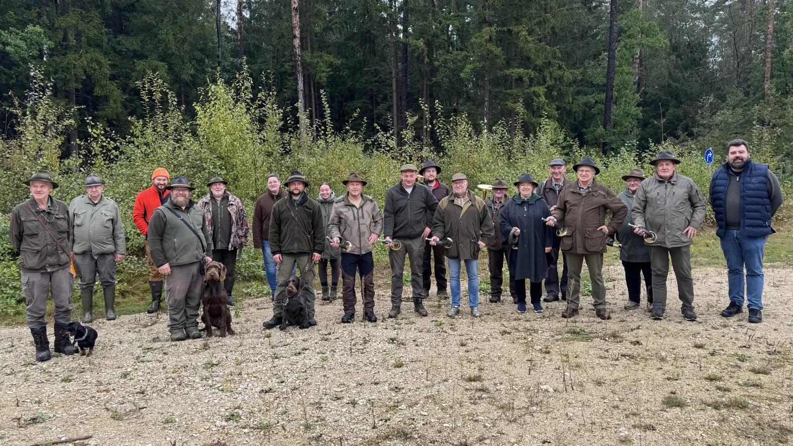 Die geprüften Hunde mit ihren Führern, der Bläsergruppe und den Organisatoren - rechts Vorsitzender Stefan Frank.  (Bild: Joachim Gebhardt)