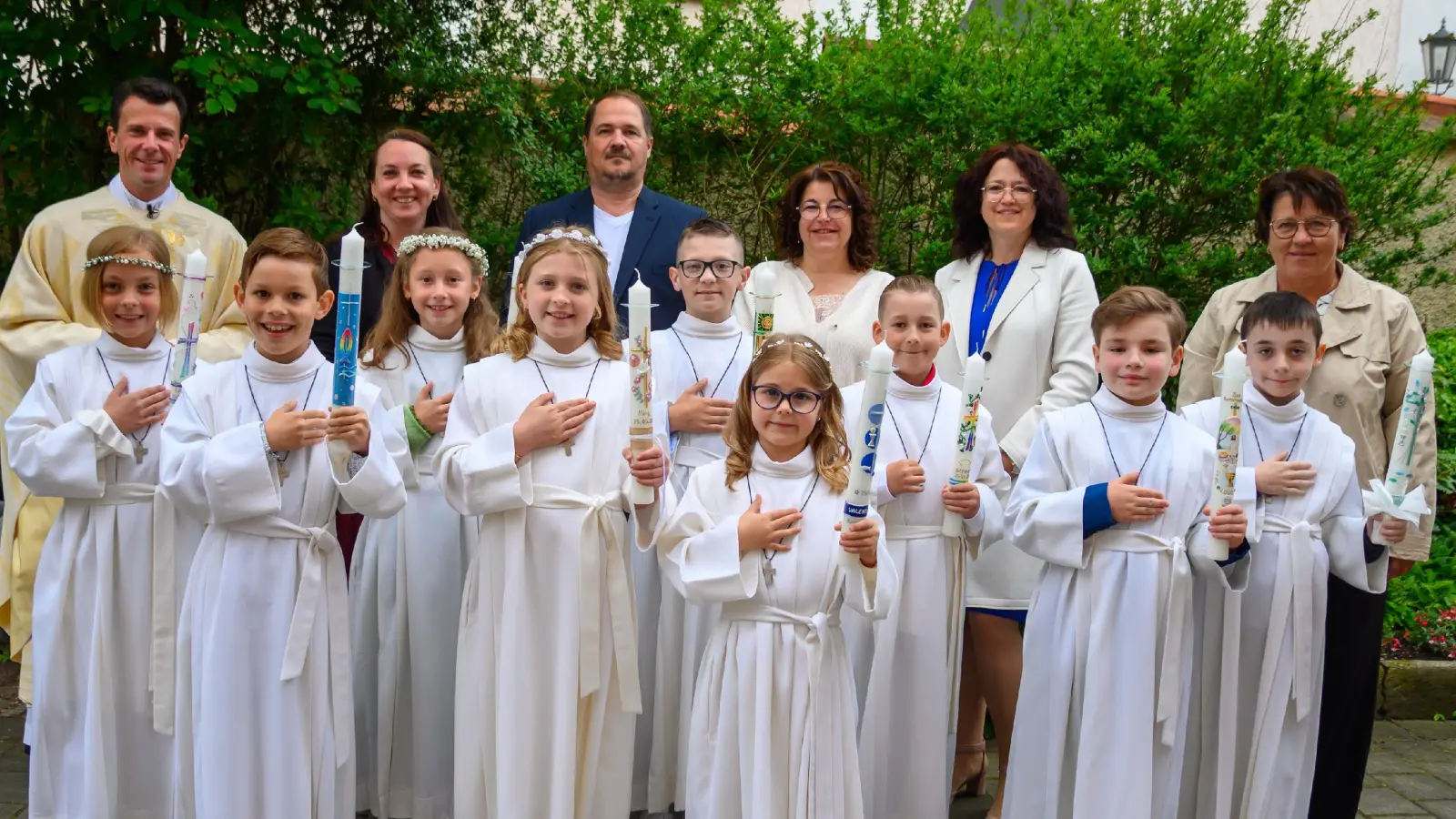 Unsere Erstkommunionkinder mit Pfarrer Thomas Kohlhepp, den Lehrkräften der Hans-Schelter-Schule und dem ehrenamtlichen Erstkommunionteam (Bild: Lukas Kraus)