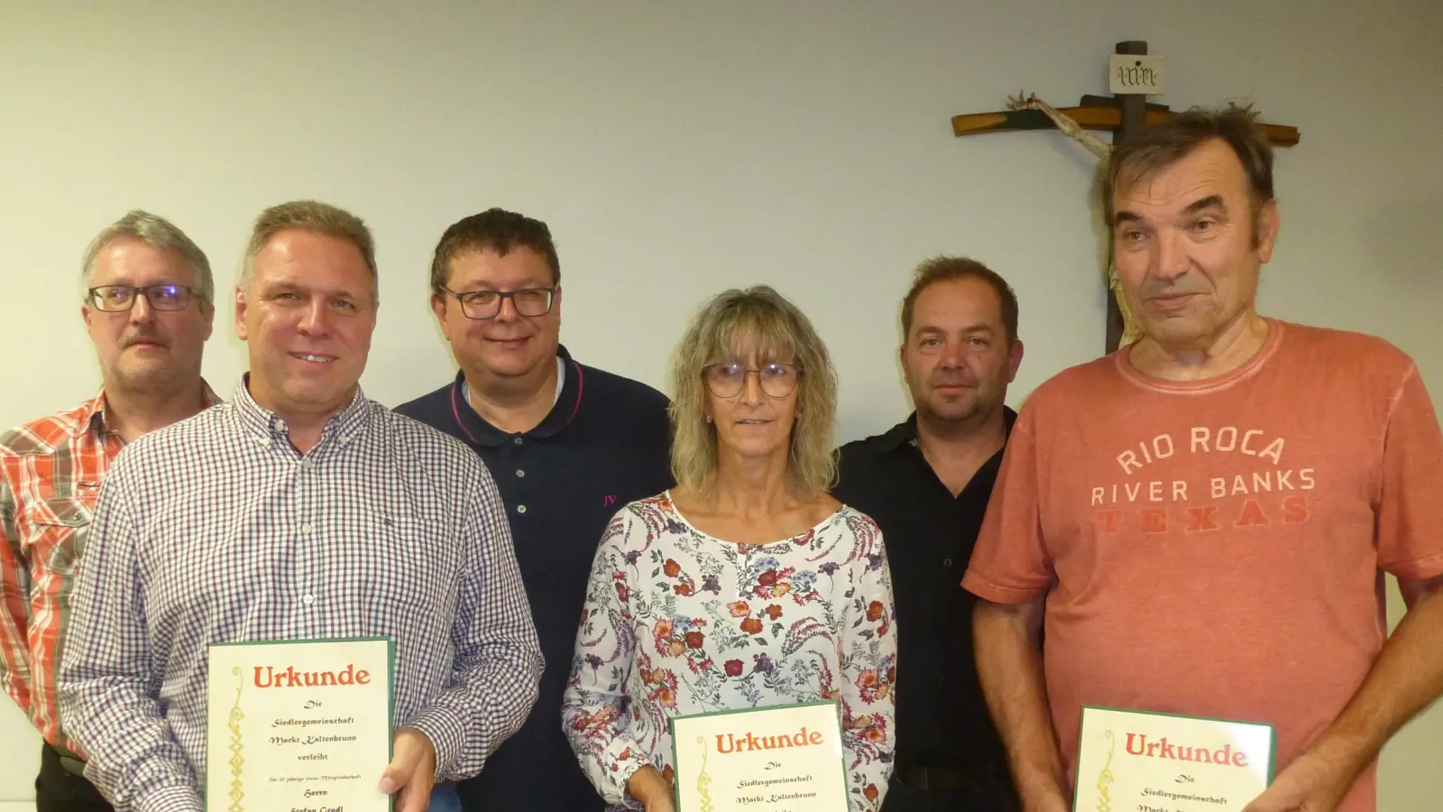 Den Geehrten gratuliert auch Dritter Bürgermeister Thomas Schönberger (hinten Zweiter von links) (Bild: Siegfried Bock)