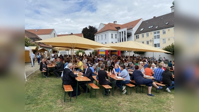 Zur Mittagszeit waren nahezu alle Plätze im Pfarrgarten besetzt (Bild: Markus Scharnagl)