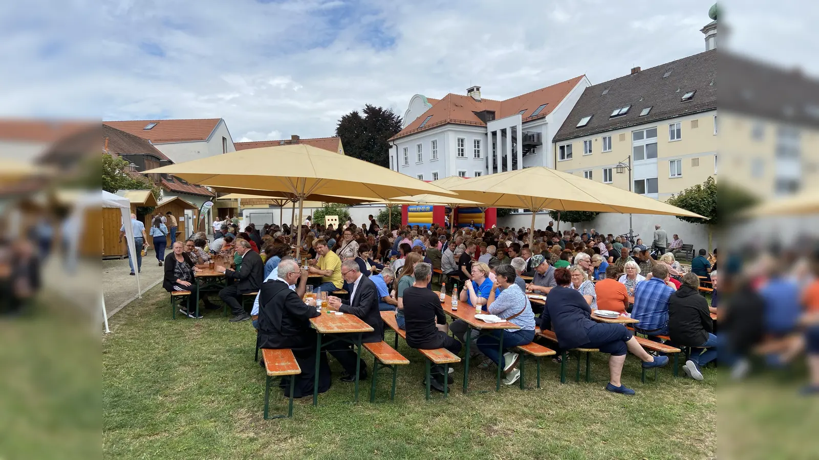 Zur Mittagszeit waren nahezu alle Plätze im Pfarrgarten besetzt (Bild: Markus Scharnagl)