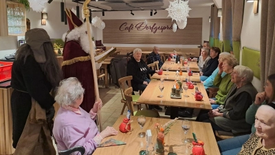 Besuch des Nikolaus im Café Dorfgespräch  (Bild: Kati Köhler)