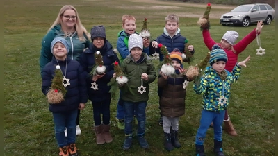 Stolz präsentieren die Kinder vor dem Vereinsheim der Rosenberger Siedler ihre gebastelten Sterne und Wichtel.  (Bild: Ilse Dehling)