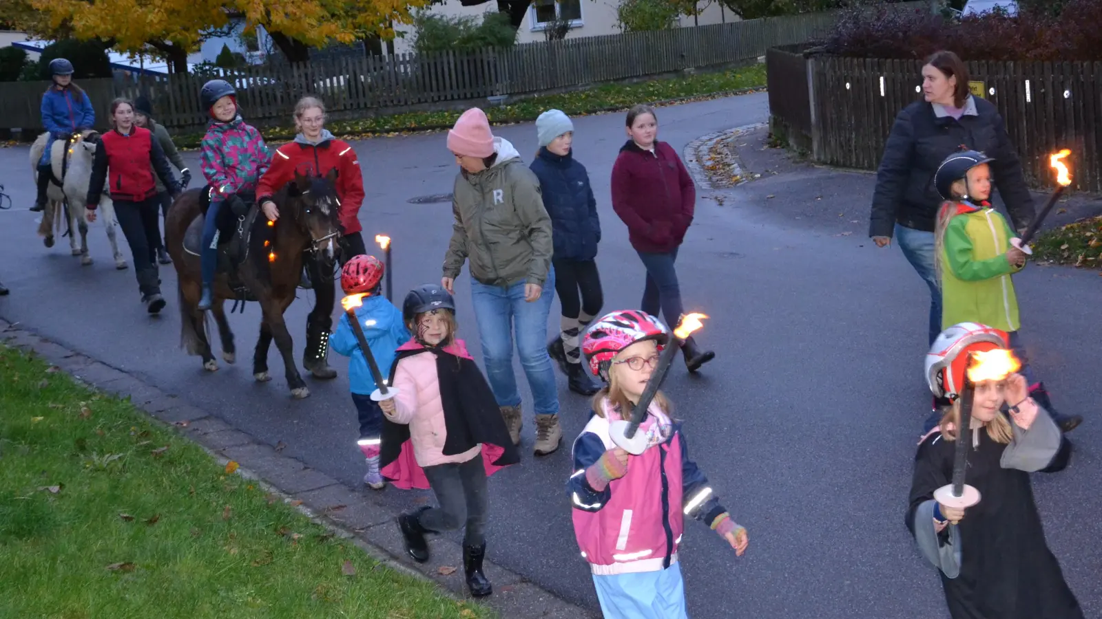 Mit Fackeln und geschmückten Pferden geht es beim Kinder-Spaß-Programm an Halloween durch Moosbach. (Bild: gi)