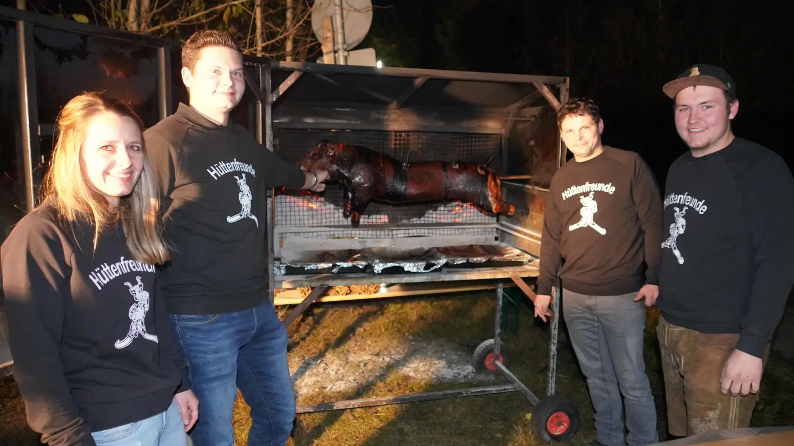 Im Bild von links: Die Hüttenfreunde - Vorsitzenden Katrin Kleber und Tobias Neuber sowie die beiden Grillmeister Philipp Heldwein und Wolfgang Wüst (Bild: Franz Völkl)