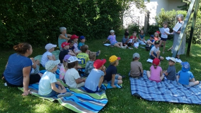 Die Vorschulkinder lauschen gespannt den Vorlesern aus der Grundschule mit Frau Friedl. (Bild: Katrin Bruckner)