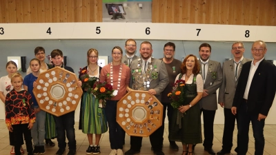 Die neuen Hoheiten 2024 der SG Vilstal Rieden: Jugendkönig Julian Scheibinger (4. v.l.), Jugendliesl Jana Mikalauskas (6. v. l.), Schützenliesl Katharina Salbeck ( ab 7. v. l.), Erster Schützenmeister Thomas Graf, Schützenkönig Michael Rabenhofer, Zweiter Schützenmeister Thorsten Malotta (2. v.r.) und Bürgermeister Erwin Geitner (r.) (Bild: Michael Rabenhofer)