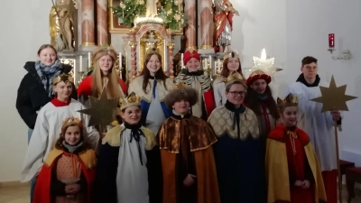 Die 13 Ministranten bei der diesjährigen Sternsingeraktion in der Pfarrkirche Wurz.<br> (Bild: Irmgard Forster/exb)