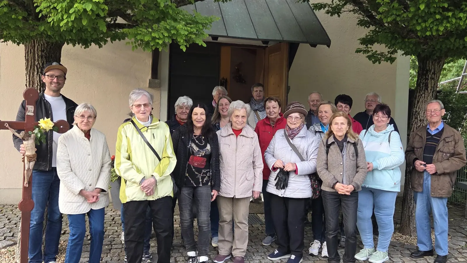Die Gläubigen der Pfarreiengemeinschaft von Herz Jesu und St. Johannes vor der Kapelle in Frauenricht. (Bild: Manuel Häffner)