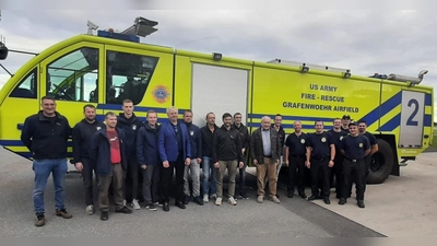 Beim Besuch des Truppenübungsplatzes in Grafenwöhr besichtigten die Brandschützer aus Kemnath und Nepomuk auch den Fuhrpark der Kameraden der Lagerfeuerwehr. (Bild: Feuerwehr Kemnath/exb)