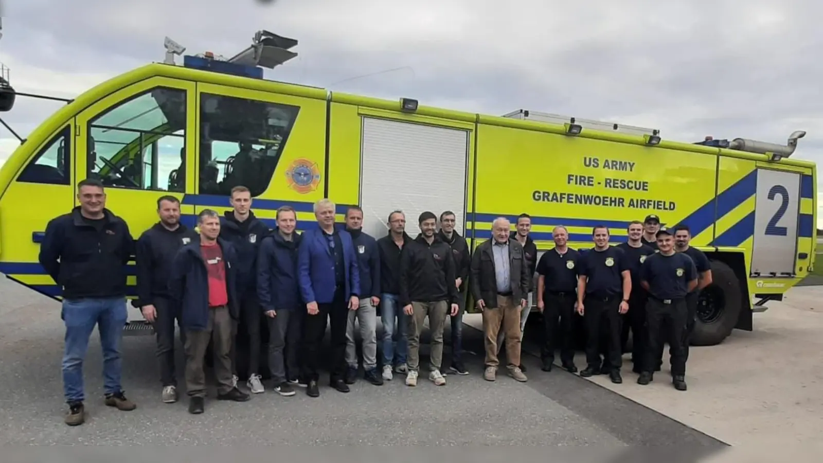 Beim Besuch des Truppenübungsplatzes in Grafenwöhr besichtigten die Brandschützer aus Kemnath und Nepomuk auch den Fuhrpark der Kameraden der Lagerfeuerwehr. (Bild: Feuerwehr Kemnath/exb)