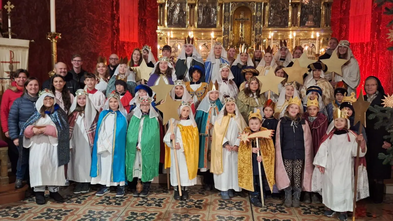 Bei einem feierlichen Gottesdienst mit Kaplan Wolfgang Weyer wurden die Sternsinger ausgesandt, um den Segen in die Häuser zu bringen.  (Bild: Barbara Wangel)