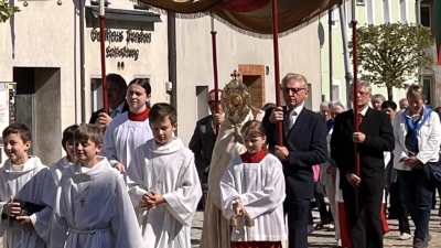 Pfarrer Heribert Stretz trug in der Monstranz das Allerheiligste durch den Markt Waldeck. (Bild: Claudia Hösl/exb)