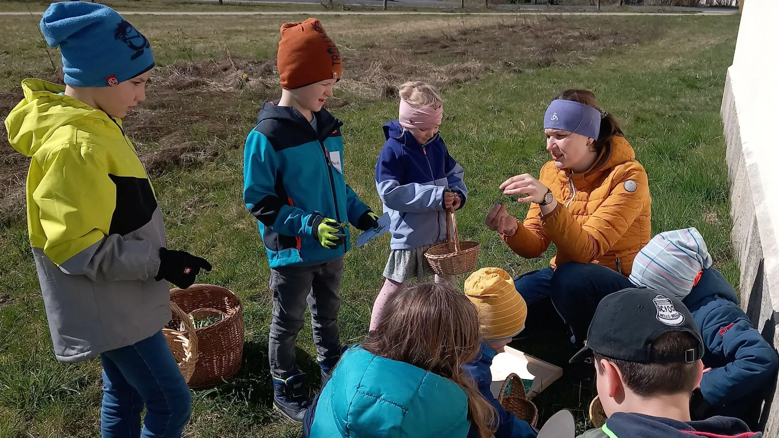 Kräuterführerin Anja Stock (hinten rechts) erklärte den Kindern die gesammelten Kräuter. (Bild: Stadt Tirschenreuth/exb)