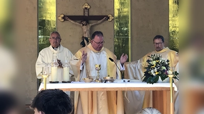 Diakon Dieter Gerstacker, Pfarrer Michael Birner und Pfarrvikar Christian Preitschaft waren am Altar. (Bild: Marianne Moosburger)