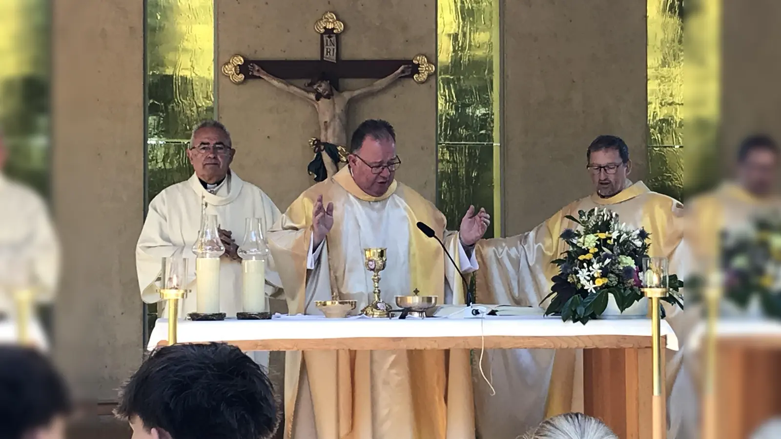 Diakon Dieter Gerstacker, Pfarrer Michael Birner und Pfarrvikar Christian Preitschaft waren am Altar. (Bild: Marianne Moosburger)