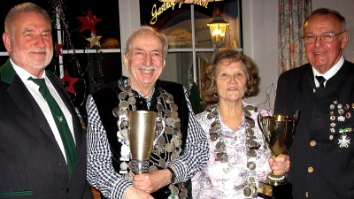 Zum Erinnerungsbild der Königsfeier stellen sich auf (von links) 2. Schützenmeister Karl Schmid, Schützenkönig Ludwig Friedmann, Schützenkönigin in Vertretung (Vizekönigin) Sieglinde Schmid sowie Schützenmeister Franz Fuhrmann. (Bild: R. Kreuzer)