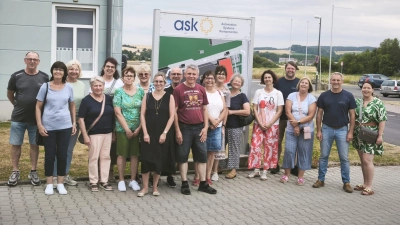 Die Besuchergruppe aus Hahnbach . 2.von rechts : Gesellschafter Stefan Kelsch, 4. von rechts: Betriebsleiter Christian Klier (Bild: Schoberth)