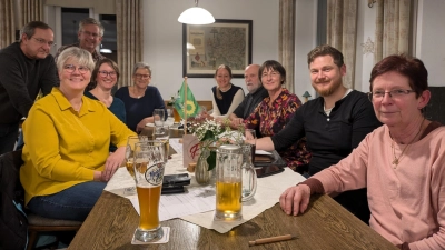 Im Bild sieht man die zwei Sprecher des Ortsverbands, Christopher Thieser und Gabi Zaus (2. und 3. von rechts, sowie die Kreisvorsitzende Monika Schneider, 2. von links).  (Bild: Amelie Kraus)