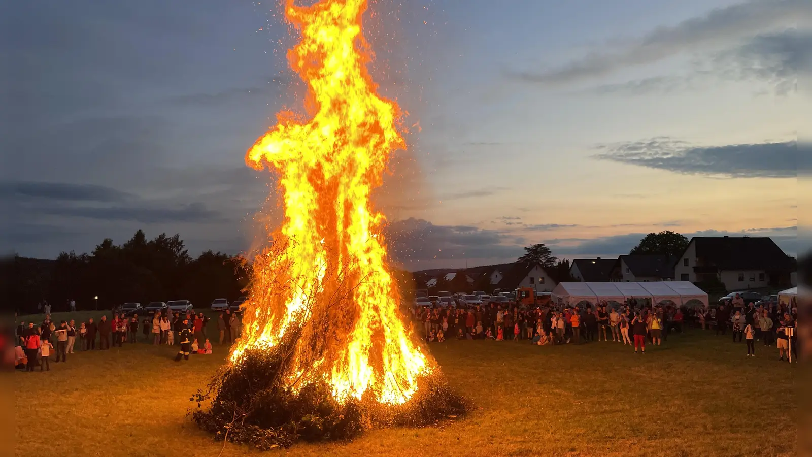 Die zahlreichen Gäste verfolgten mit dem Spielmannszug das Entzünden des Johannisfeuers  (Bild: Ingrid Biegerl )