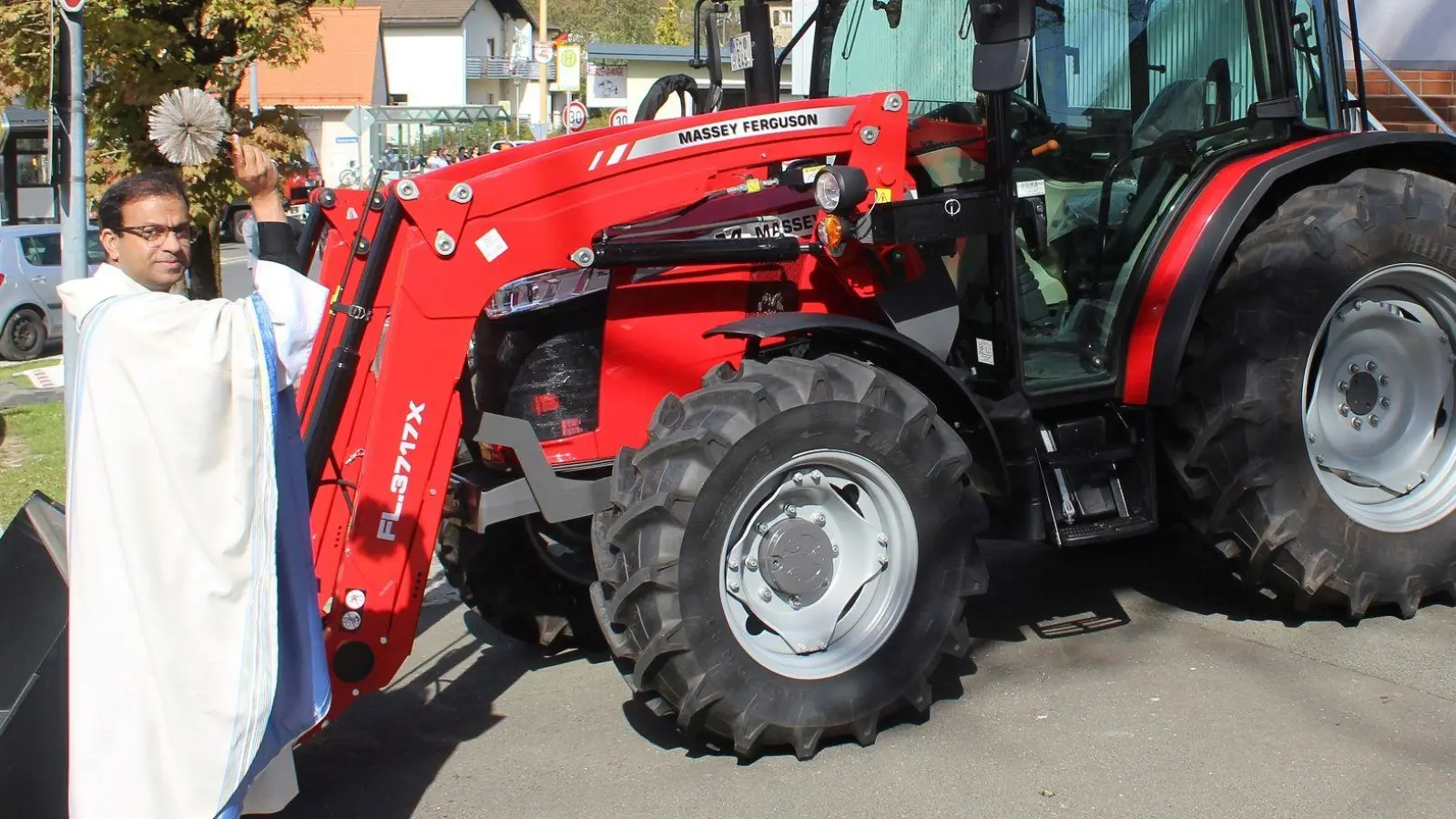 Pater Anish George segnete auch einen Traktor. (Bild: Pfarramt Ebnath/exb)