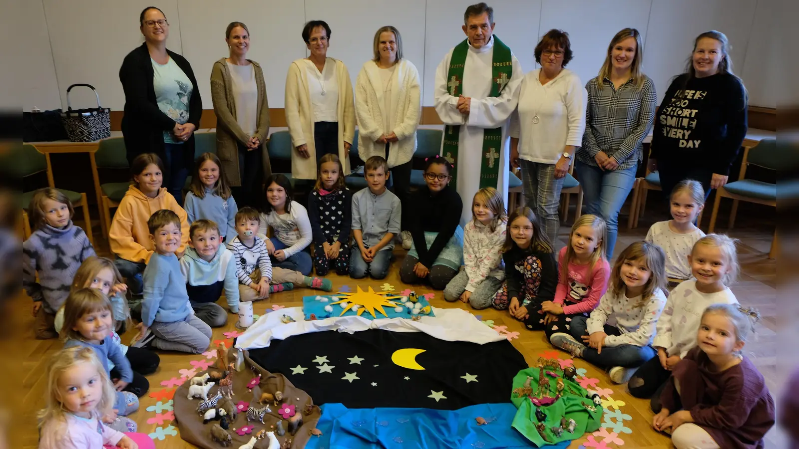 Lob, Dank und Anerkennung gab es für Christine Sailer und Andrea Mutterer für ihre über zehnjährige Betreuungsarbeit in der Kinderkirche. Ein herzliches Willkommen wurde den neuen Betreuerinnen Anita. Daniela, Anna, Kathrin und Sandra zugerufen. (Bild: Fred Lehner)