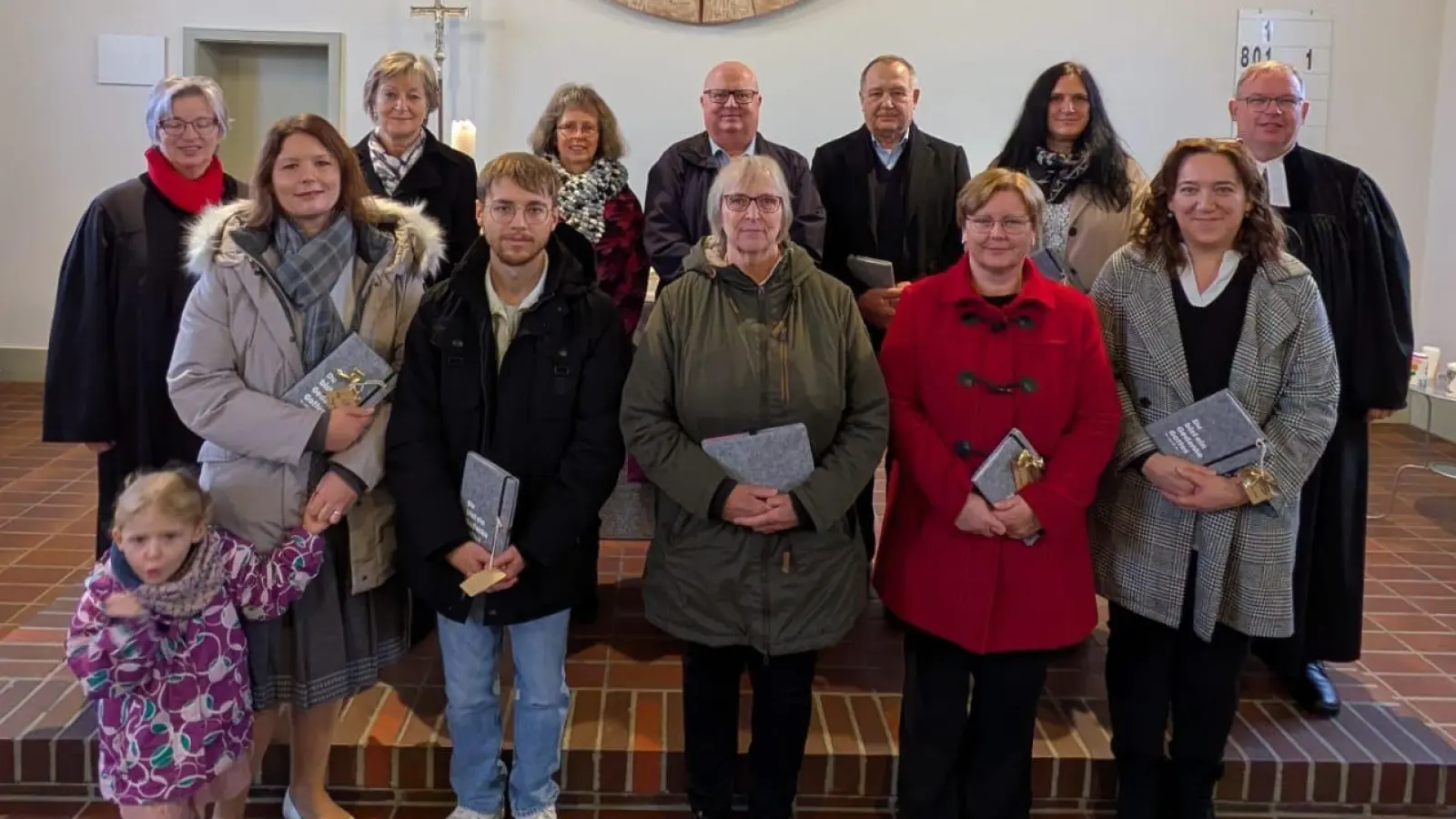 Der neue gemeinsame Kirchenvorstand im VierStädteDreieck wurde am 1. Advent von Pfr. Thomas Berthold und Dipl.-Relpäd. Lydia Engelhart in sein Amt eingeführt. Mtglieder sind: Tanja Beier und Hartmut Seidler aus Grafenwöhr, Birgit Drechsler, Stephanie Karpf-Risch und Johannes Scheck aus Eschenbach, Evelin Kürzinger-Schlenk aus Kirchenthumbach, Karin Kumpf, Karin Weigl und Manuela Mehrländer aus Pressath und Viktor Wagner aus Zessau. (Bild: Franziska Berthold)