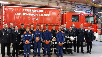 Die Eschenbacher Feuerwehr kann auf ihren Nachwuchs bauen. 10 junge Menschen bestanden die Jugendleistungsprüfung. Damit verbunden überreichten die Schiedsrichter die Jugendleistungsspange. Auch die örtliche Feuerwehr-Führung gratulierte  (Bild: do)