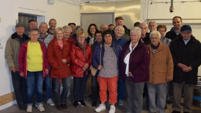 Leider etwas verdeckt, Braumeister Helmut Aures (mitte), neben Maria Held (elfte von links) von der Gemeindeverwaltung.  (Bild: Elfriede Winter)