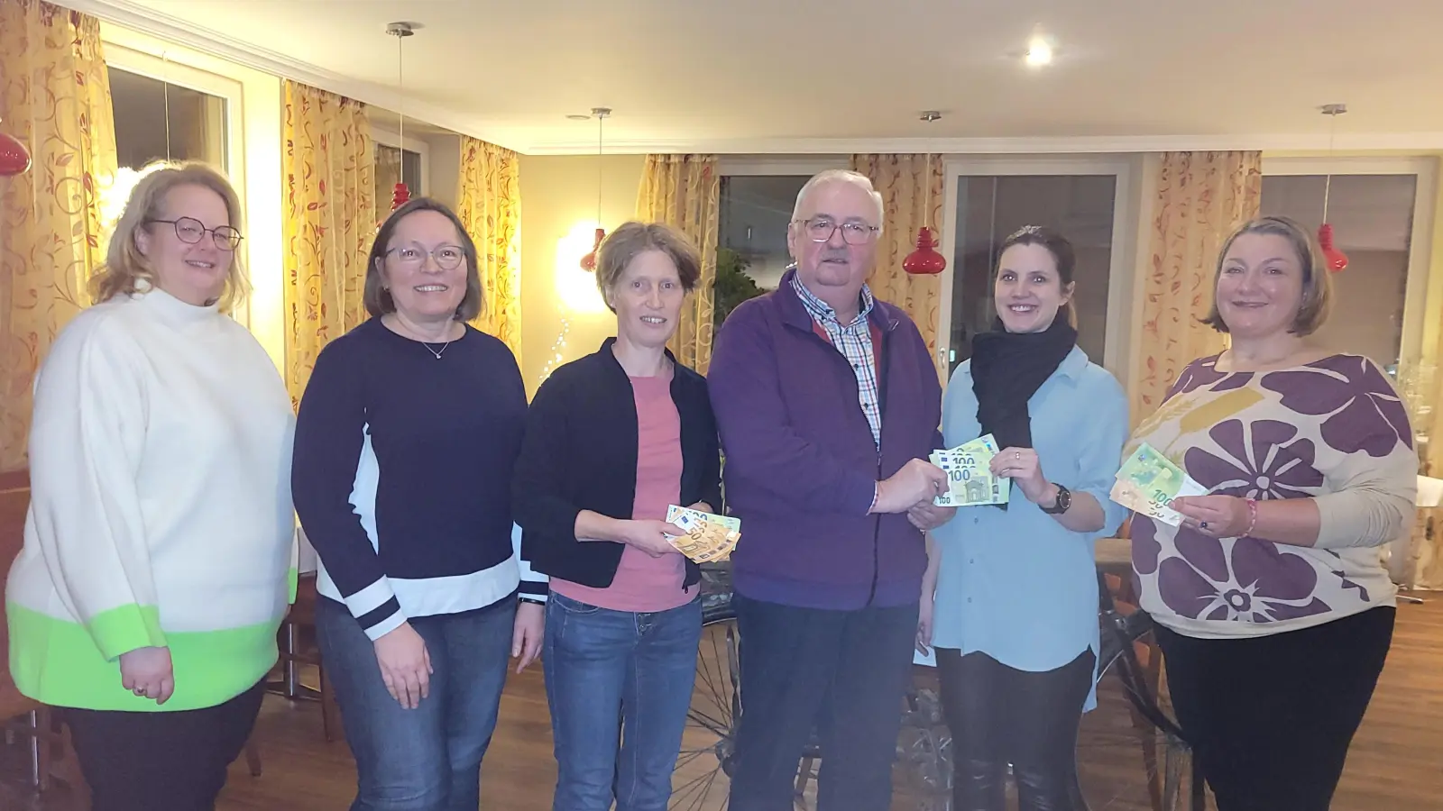 Bettina Wittmann (Mühlschleif-Theater), Gaby Hagn und Ulrike Schwingl (Missionsbrücke), Herbert Putzer (Kinderkrebshilfe), Niki Wild (Mühlschleif-Theater), Christina Fischer (Lichtblicke), (von links (Bild: Johannes Wittmann)