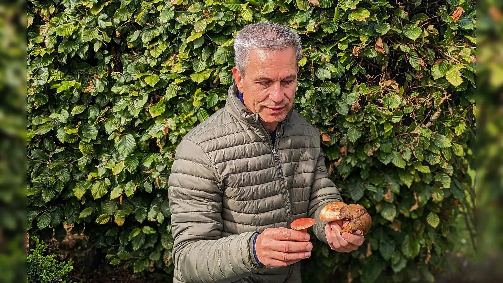 Am Ende der Exkursion werden von Pilzsachverständigen Stefan Hartwig alle gesammelten Pilze begutachtet und die giftigen und ungenießbaren Schwammerl aussortiert. (Bild: Stefan Hartwig)