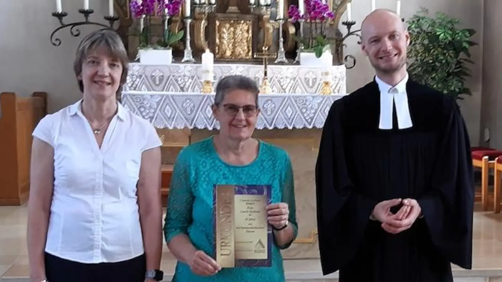Gisela Seeburg mit Kirchenmusikdirektorin Dr. Kerstin Schatz und Pfarrer Johannes Amberg (Bild: Harald Seeburg)