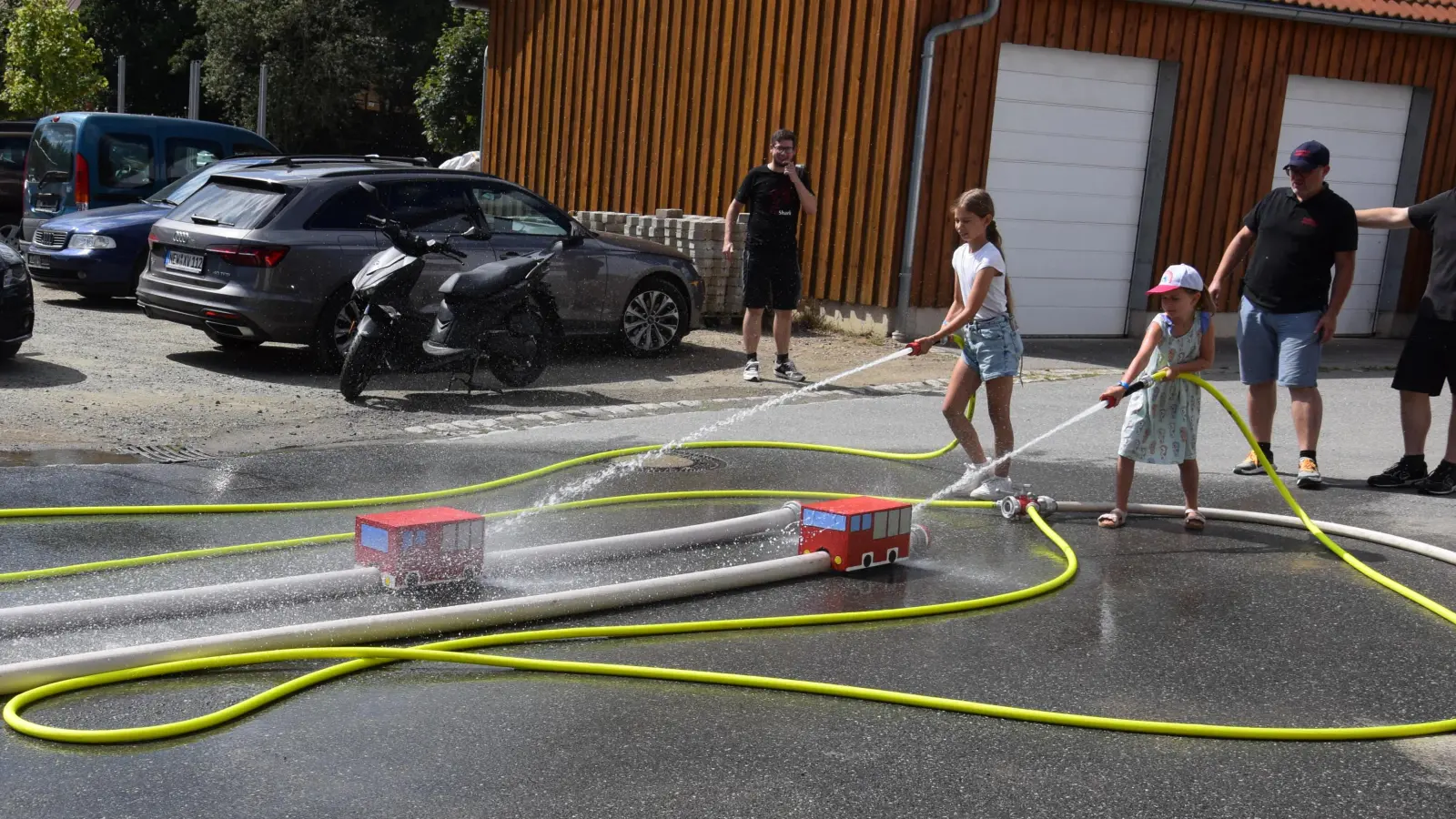 Neu waren in diesem Jahr die kleinen Feuerwehrautos, die mittels Wasserstrahl über die Schlauchleitung geschoben werden mussten. (Bild: Tanja Pflaum)