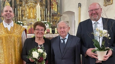 Zweiter Bürgermeister Manfred Braun (rechts) gratuliert Barbara und Johann Schindler im Namen der Marktgemeinde Hohenburg und überreicht Präsente . Pfarrer Hans Jürgen Zeitler segnet das Jubelpaar. (Bild: Felicia Kölbl/exb )