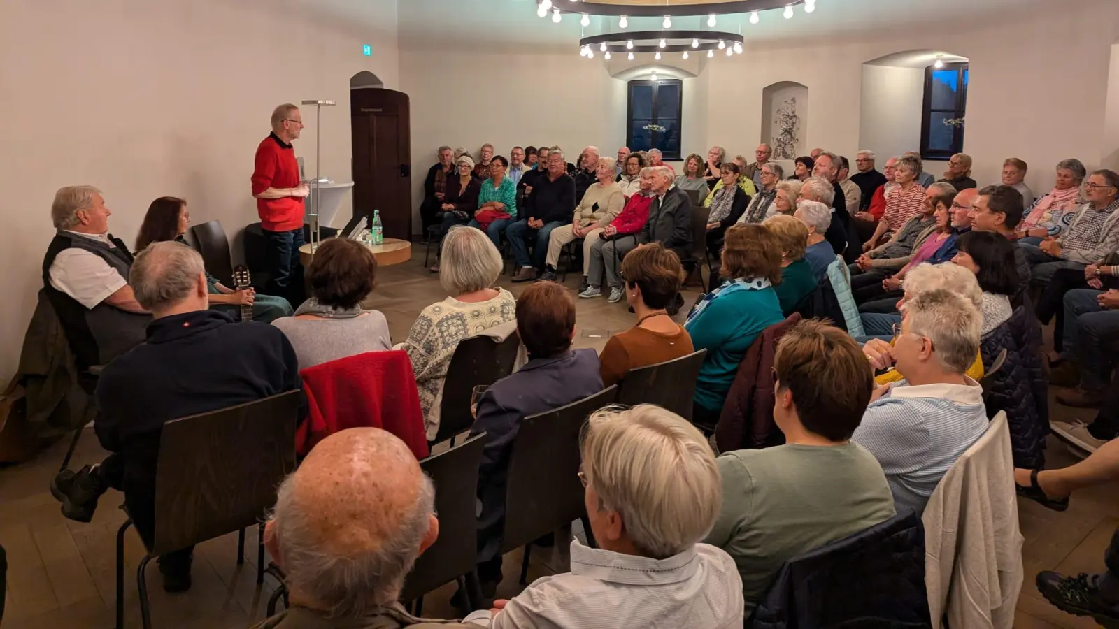 Dr. Herbert Kappauf begeistert mit seinem Buch „Gloochmouda“. (Bild: Sarah Weiss)