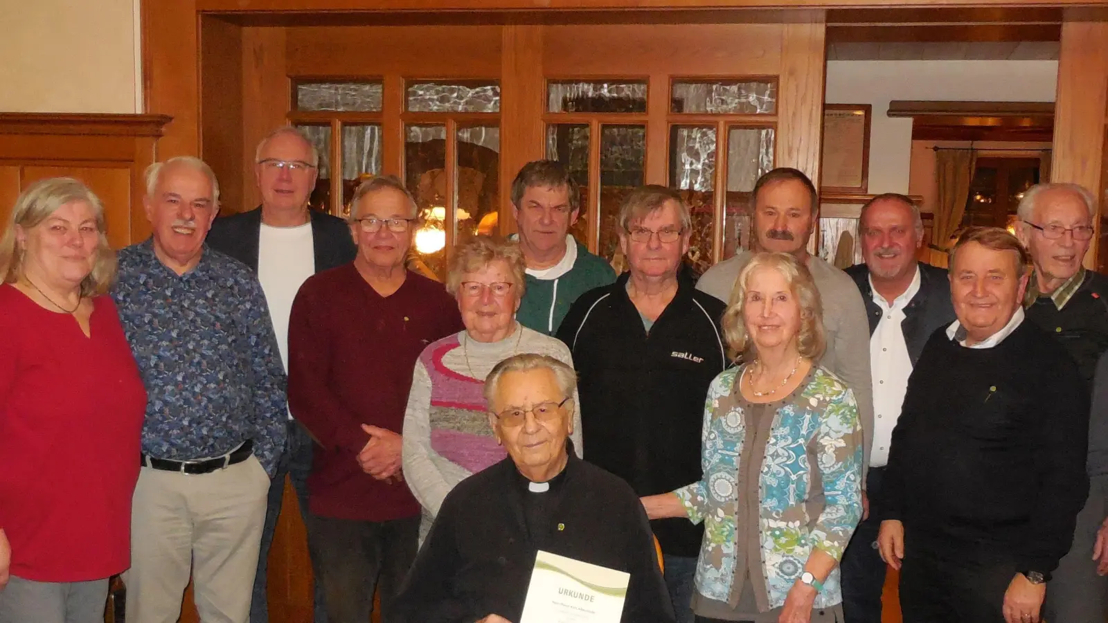 Die Siedlergemeinschaft Ammerthal ehrt langjährige Mitglieder (von links): Erste Vorsitzende Anita Knorr, Josef Prokscha (40 Jahre), Kreisvorsitzender Klaus Bleisteiner, Udo Dievernich, Rosa Schaller, Udo Greiner und Peter Friedrichs (alle 40 Jahre), Alfred Schön (30 Jahre), Ilse Krämer (50 Jahre), Bürgermeister Anton Peter, Günter Schaller (40 Jahre) und Willi Wismeth (50 Jahre); sitzend (von links): Bischöflich Geistlicher Rat Alois Albersdörfer (30 Jahre). (Bild: mof)