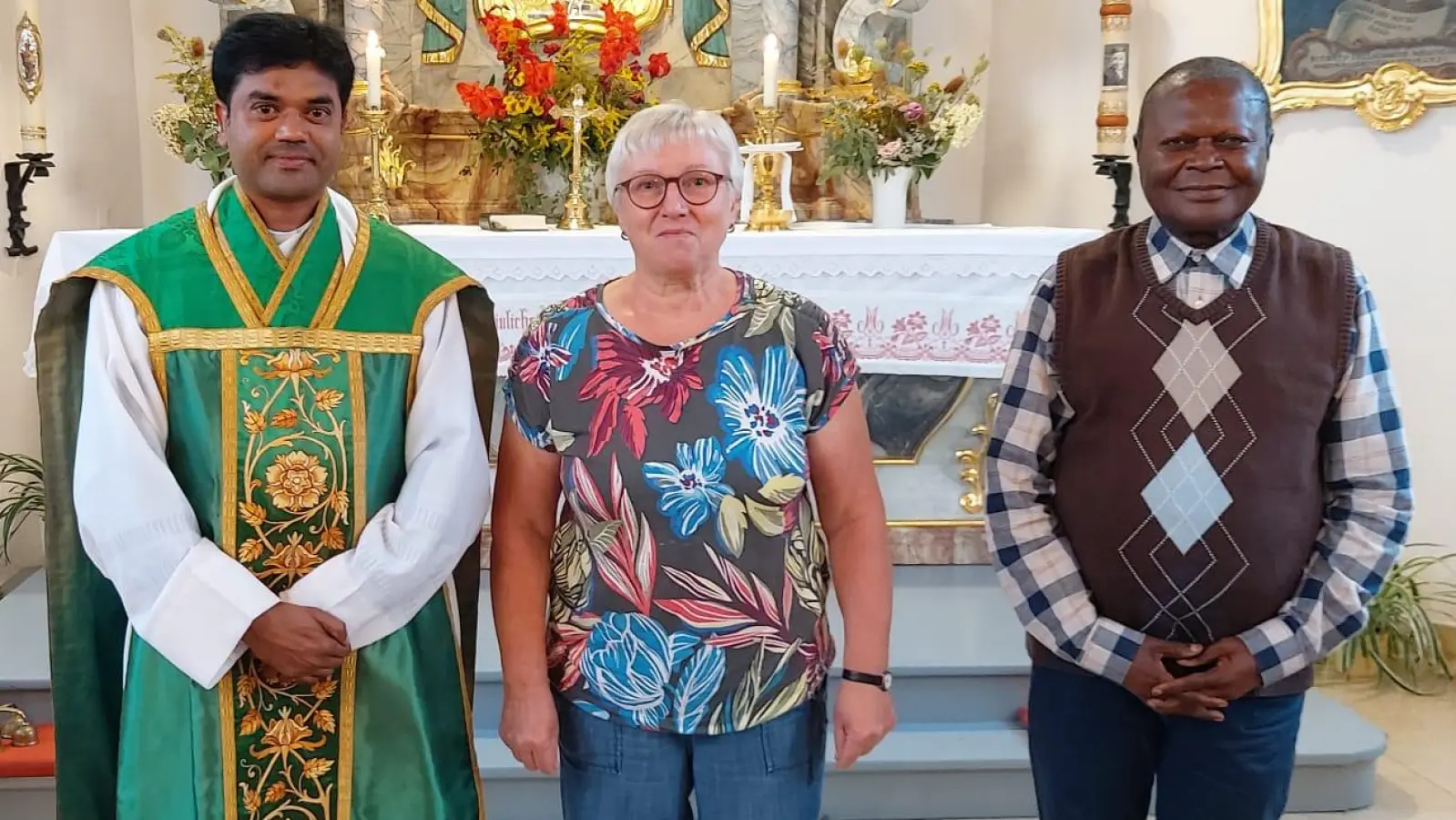 Kaplan Chinna Dola, Vorsitzende Angelika Vogl, Pfarrer Andre (von links).  (Bild: Hannelore Gohlke)