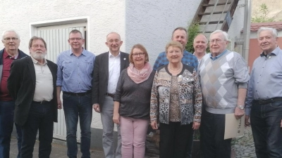 Der Obst- und Gartenbauverein Schnaittenbach ehrt einige Mitglieder (von links): Andreas Link, Ulrich Gerlach, Vorsitzender Helmut Wegele, Martin Nagler, Anita Hartmann, Anna Schwarz, Erwin Struck, Bürgermeister Marcus Eichenmüller, Ehrenmitglied Willi Meier und Alfons Reiß.<br> (Bild: Anita Hartmann/exb)